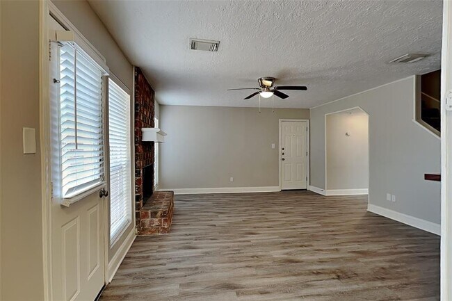 Building Photo - 2043 Shadow Rock Dr