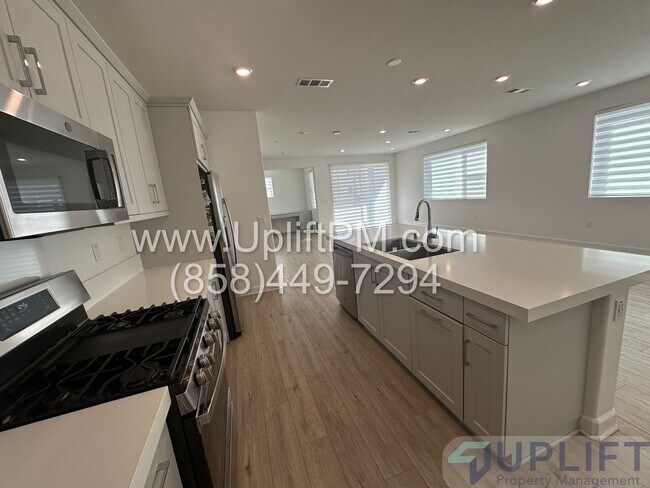 Building Photo - 4 Bed 3.5 Bath Townhome in Chula Vista w/ Washer/Dryer and 2-Car Garage