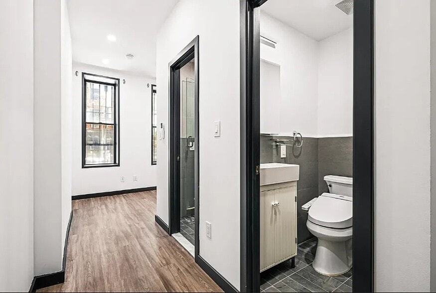 Building Photo - 439 W 46th St