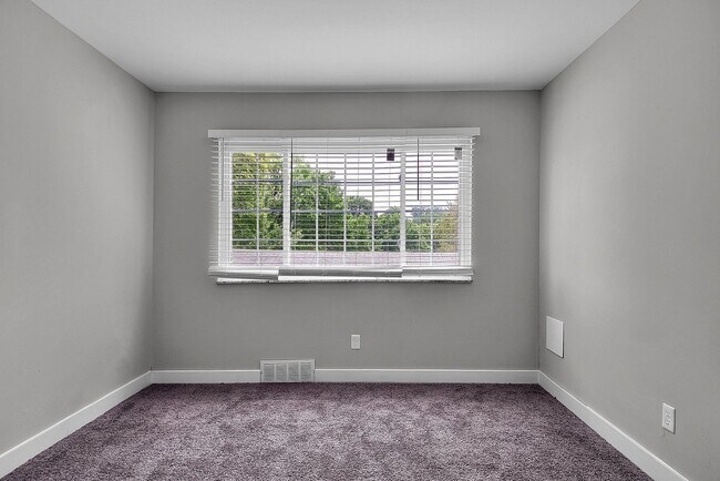 Building Photo - Renovated One Bedroom!!