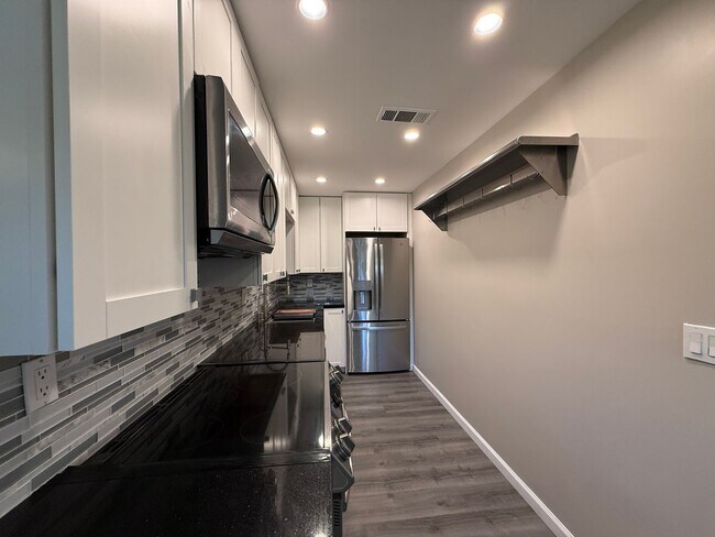 Building Photo - Palm Springs Villas 2 - Unfurnished - Long Term - End unit