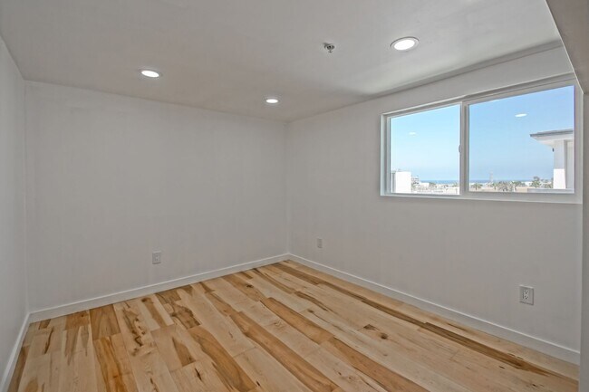 Building Photo - Custom, Modern & Spacious Tri-Level Home w...