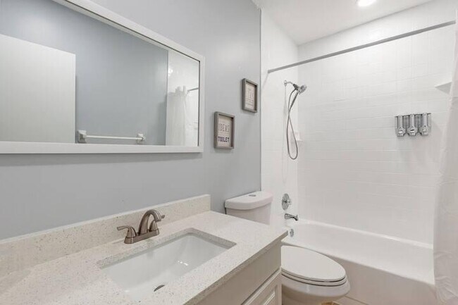 Building Photo - 1630 Shaker Cir