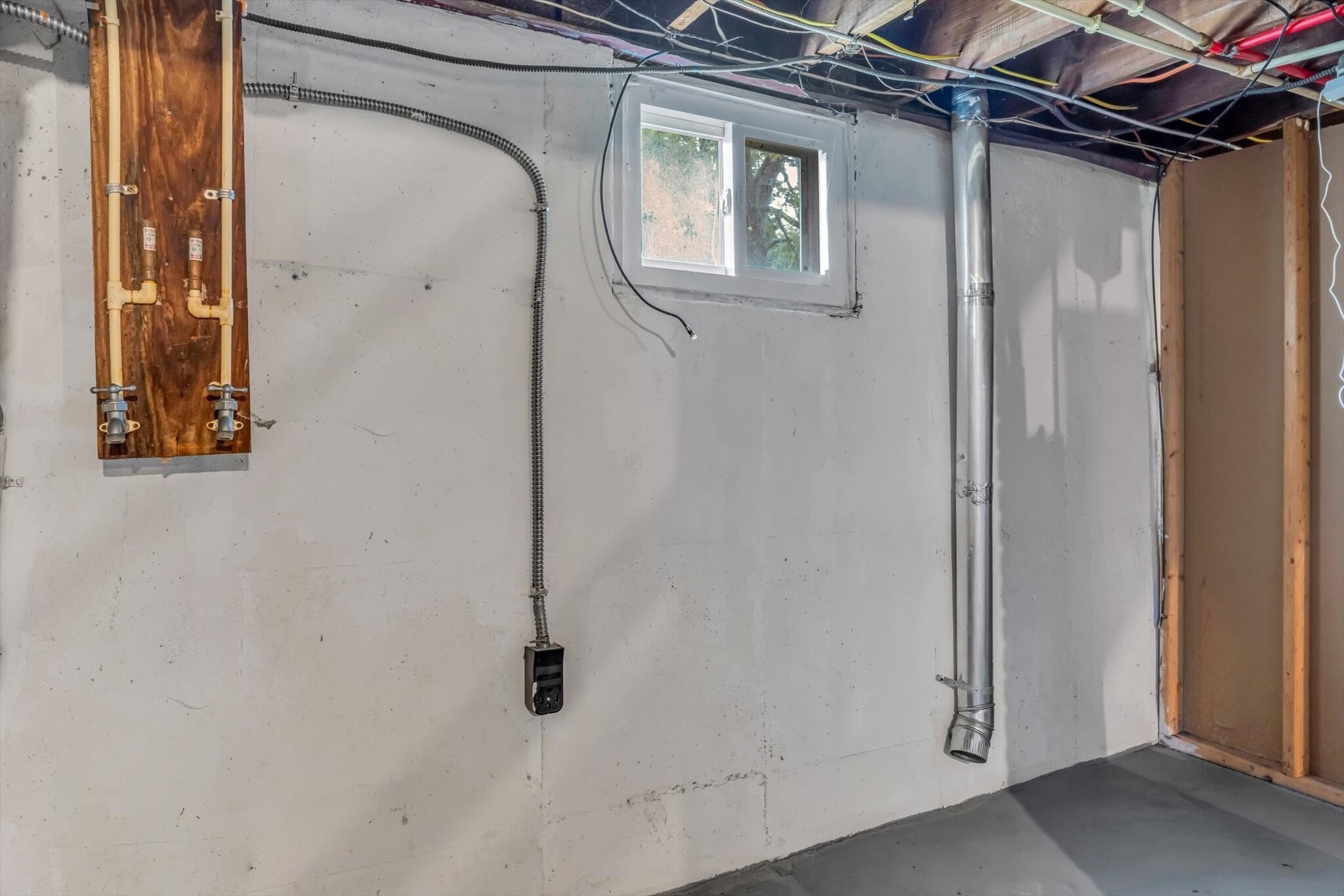 Building Photo - 7120 Roslyn Dr