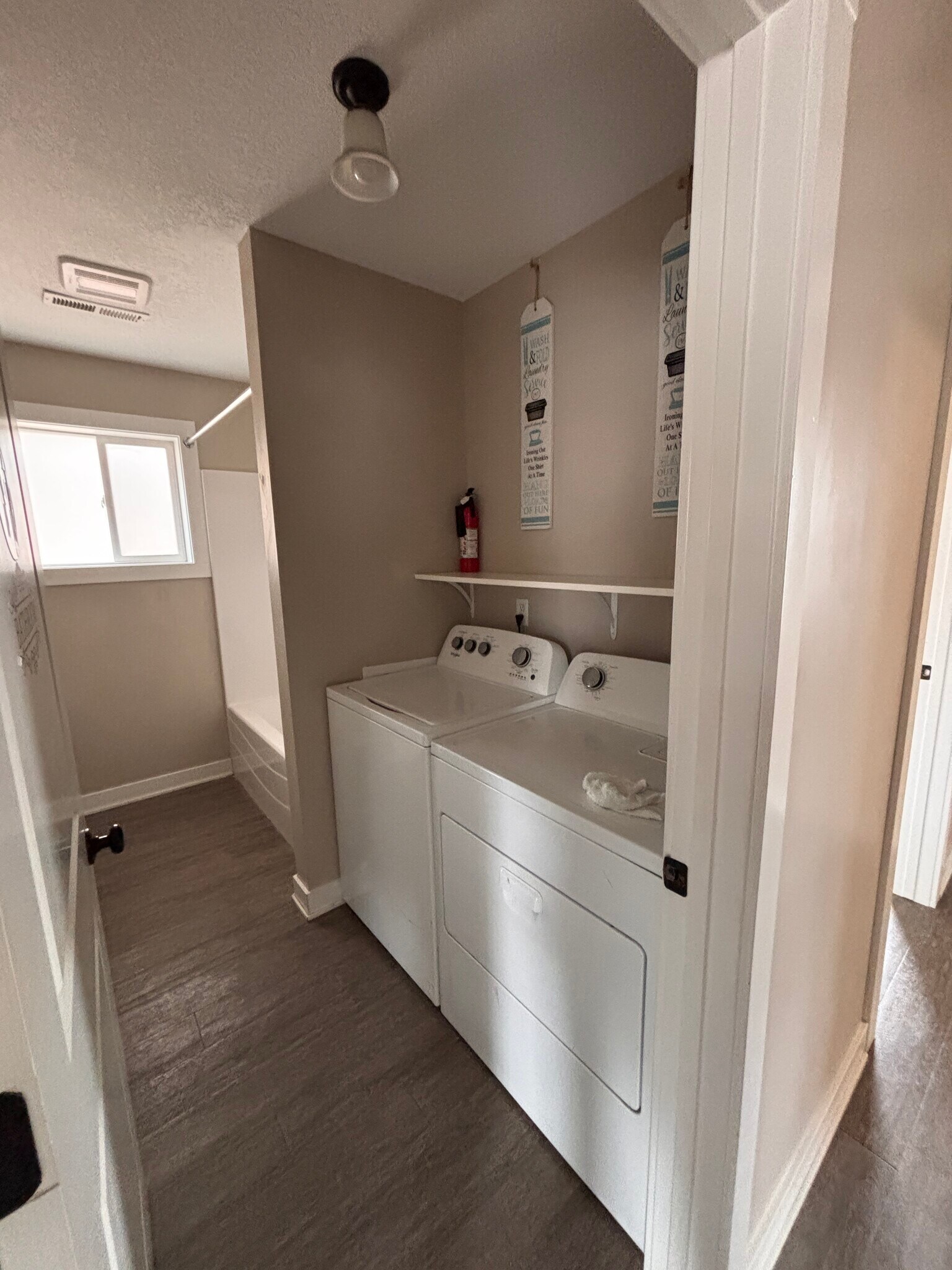 Washer dryer - 84 Curtice St E