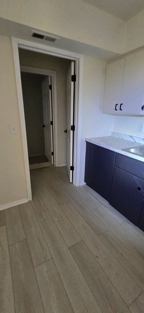Building Photo - 5 Bedroom Duplex!!