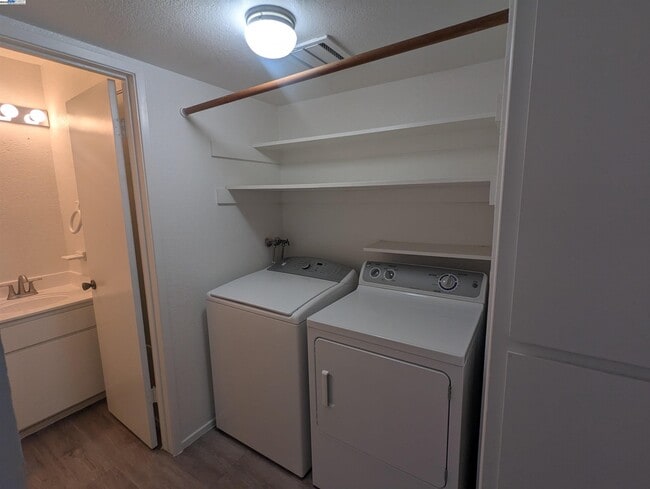 Building Photo - 744 Palomino Dr