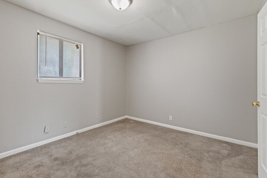 Building Photo - 800 Anderson Ln