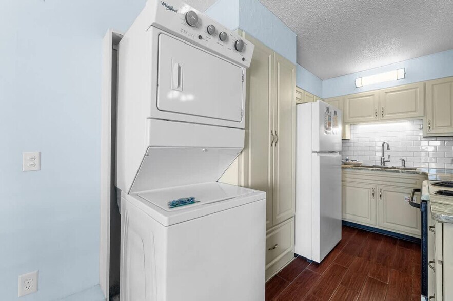 Building Photo - 8743 Thomas Dr