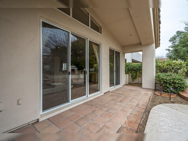 Building Photo - 4605 N Clear Creek Dr