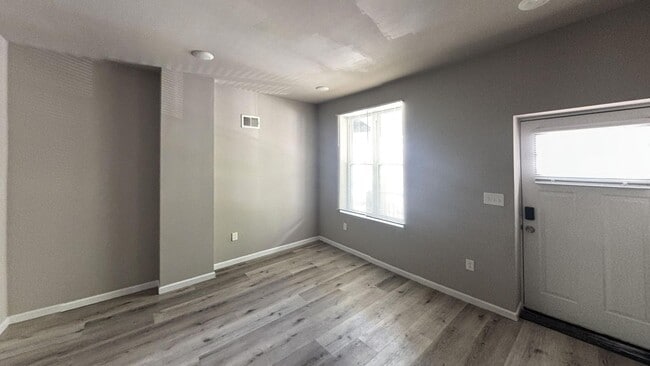 Building Photo - Modern 3-Bed, 1.5-Bath Rental with In-Unit Laundry