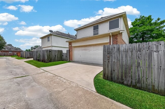 Building Photo - 15903 Timber Chase Dr