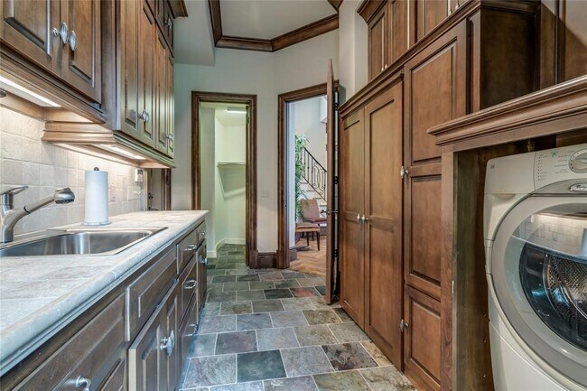 Building Photo - 5701 Mistletoe Ct