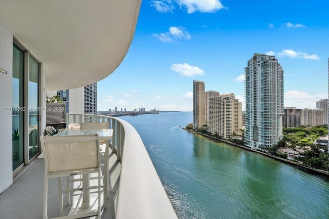 Building Photo - 300 S Biscayne Blvd