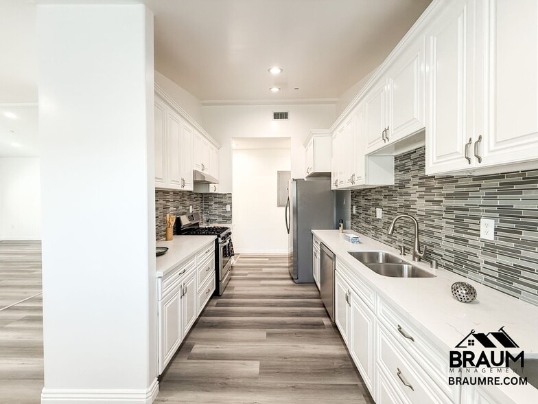 Building Photo - 1109 La Peer Dr