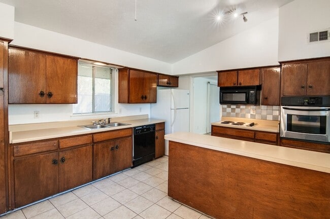 Building Photo - 9023 Pinewood Dr