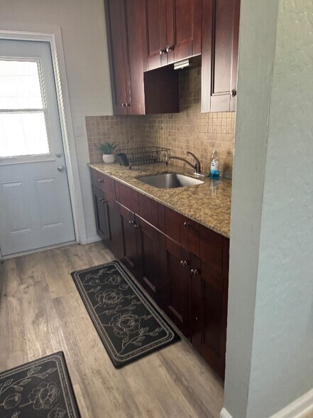 Building Photo - 420 SE 9th Ct