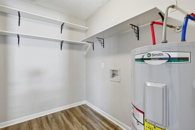 Building Photo - 10 Chamois Ct