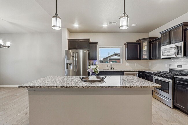 Building Photo - BEAUTIFUL FAR EAST HOME RIGHT OFF I-10, PET FRIENDLY WITH NO BREED RESTRICTIONS
