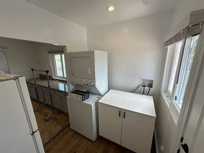 Building Photo - Fairview Heights Bungalow | 2 Bed / 1 Bath | Yard & Parking