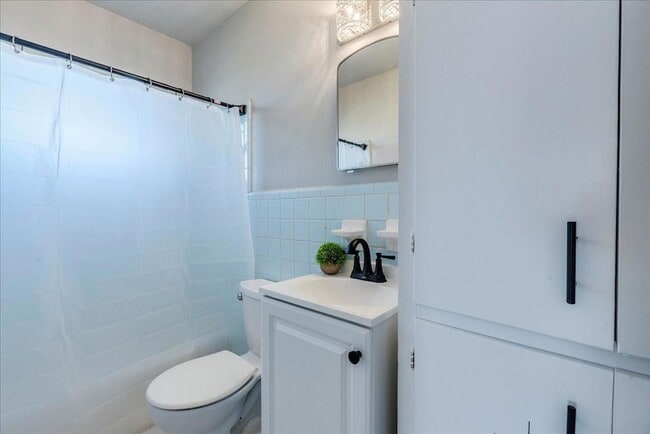 Building Photo - 704 S 3rd St