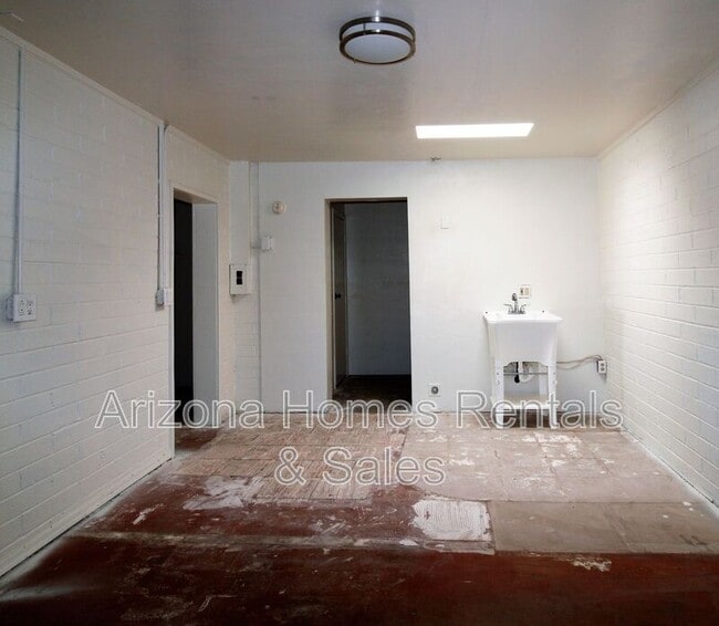 Building Photo - 3545 N Country Club Rd