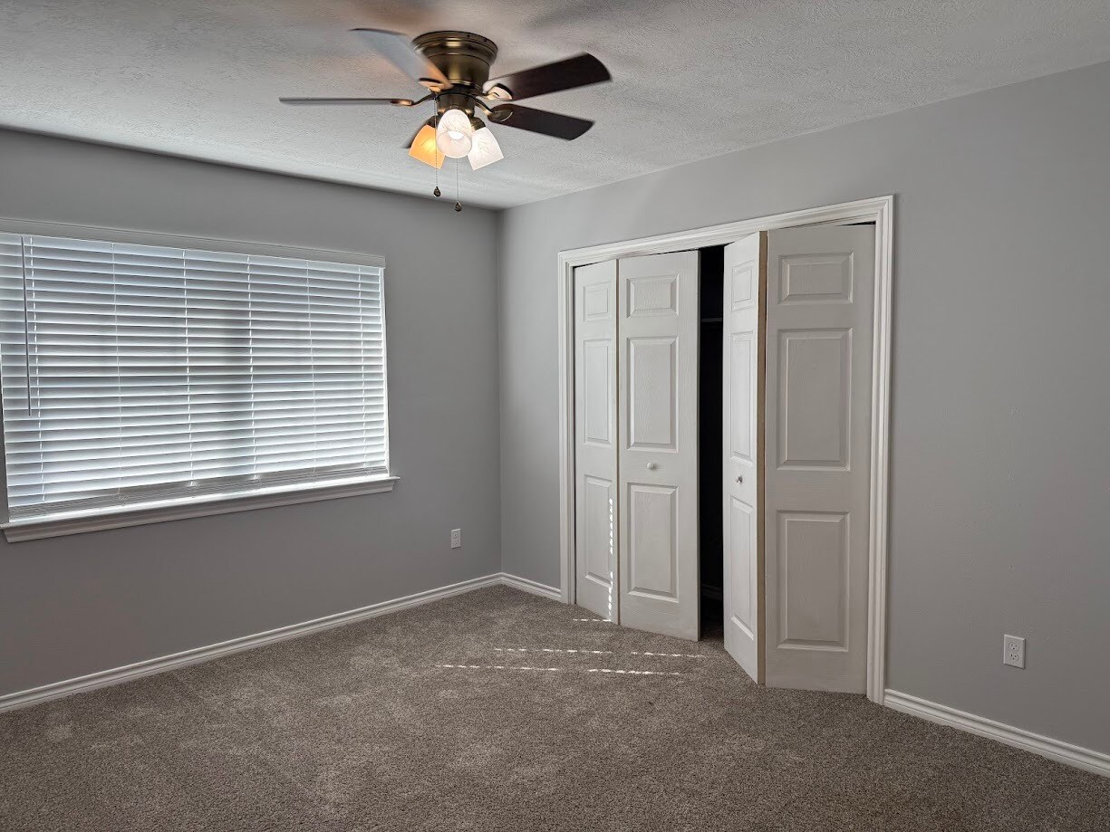 Building Photo - 1802 Sara Dr