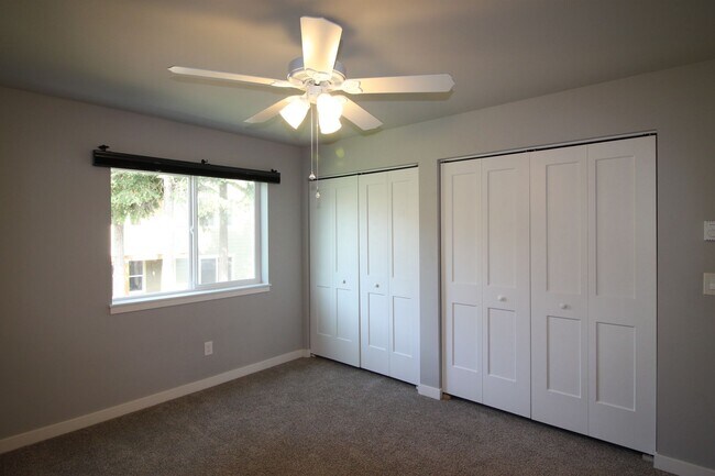 Building Photo - 3 Bed 2.5 Bath - Townhome - Ft Nugent Park - NAS Whidbey