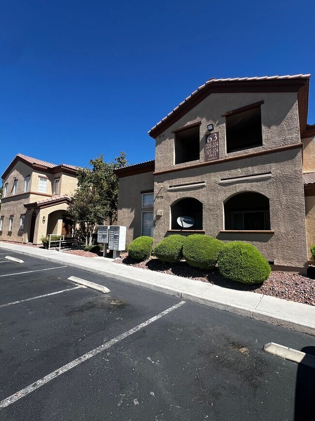 Building Photo - Gated Community / Community Pool / Luxury Vinyl Planking Throughout