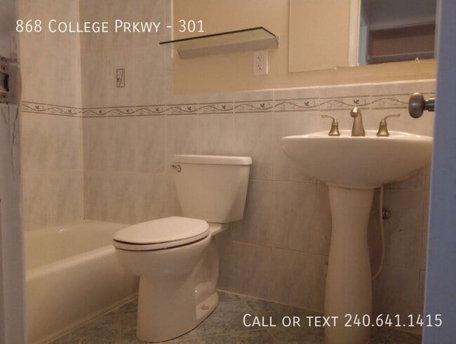 Building Photo - 868 College Pkwy