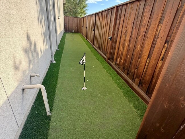 Building Photo - Luxury 4BR Home w/ Dual Side Yards, Putting Green & Master Suite