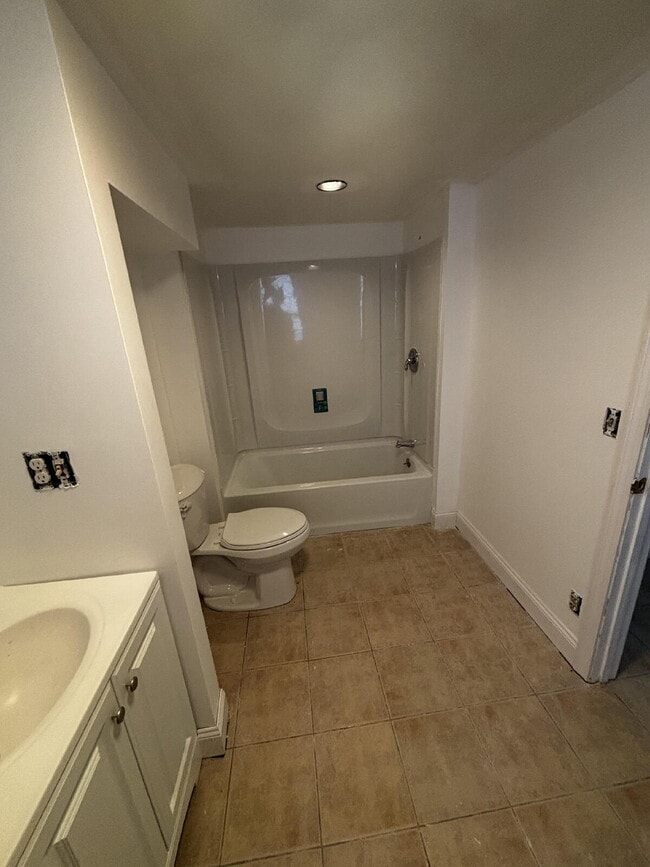Building Photo - Bright, Updated 2-Bedroom Apartment in a Convenient Bath Location
