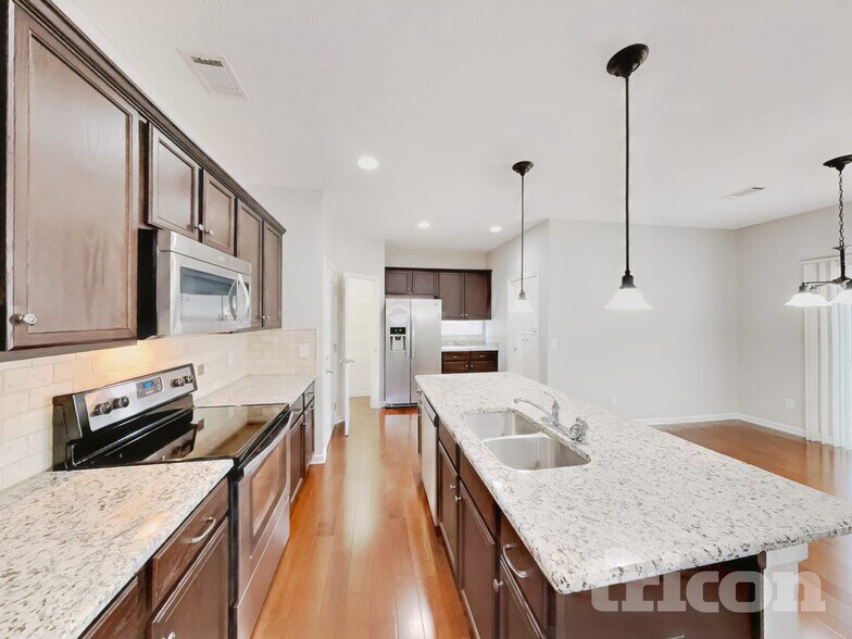 Building Photo - 1637 Robindale Dr