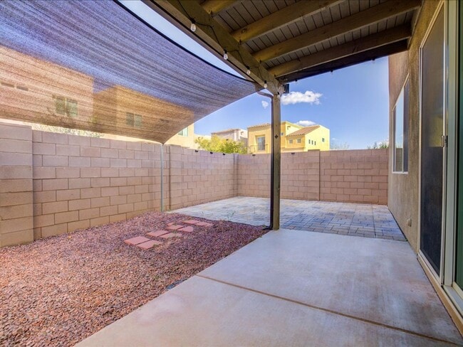 Building Photo - 3 Bedroom 2.5 Bath   $200.00 OFF FIRST FULL MONTHS RENT