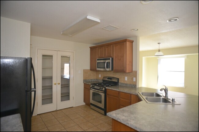Building Photo - 10045 Paloma Dr
