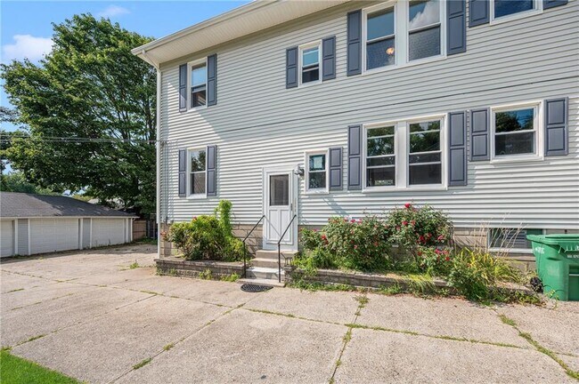 Building Photo - 137 Fair St