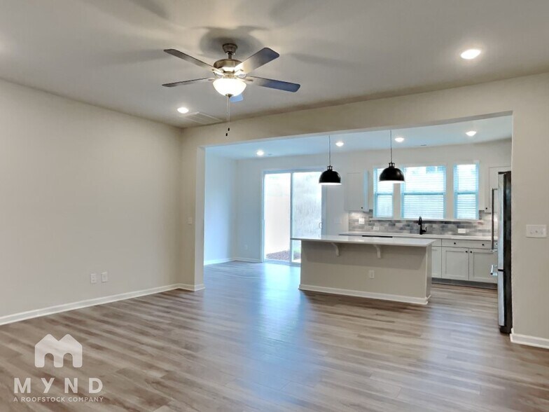 Building Photo - 136 Royal Star Wy