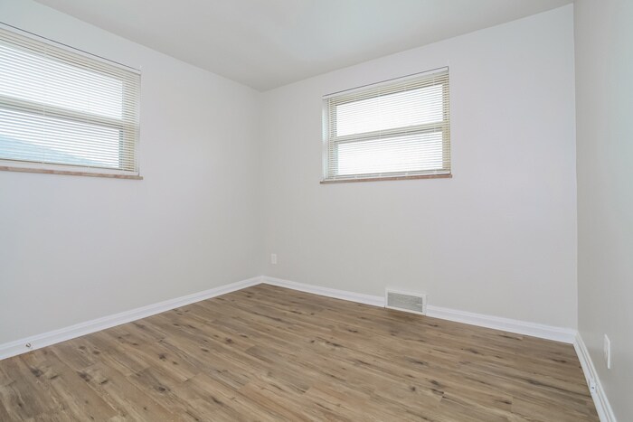 Building Photo - 5565 Fairwood Rd