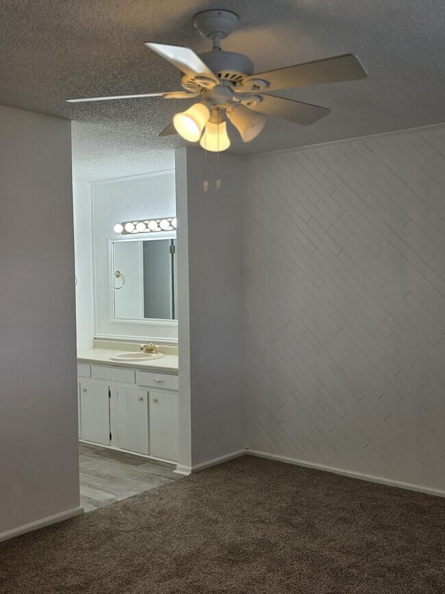 Building Photo - 3220 Tanglewood Ln