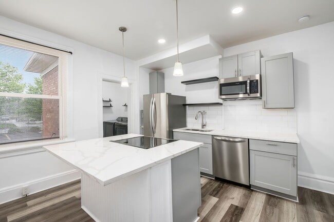 Building Photo - Fully renovated...extra half bath...laundr...