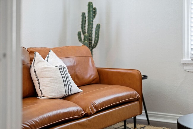 Building Photo - 912 W Comanche St