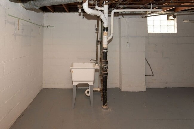 Building Photo - COVEDALE - 3+ bedroom brick cape cod  with one garage built in garage