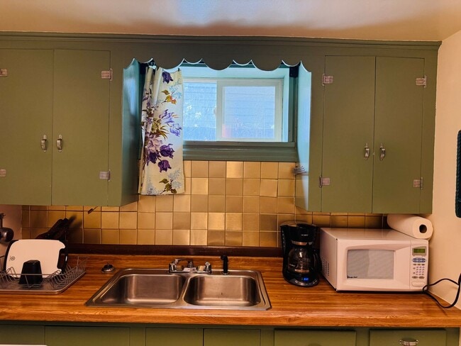 Building Photo - Furnished One Bedroom Near Hospitals