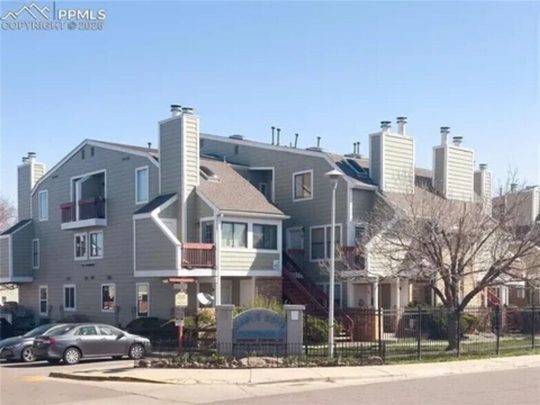 Primary Photo - 992 S Dearborn Way