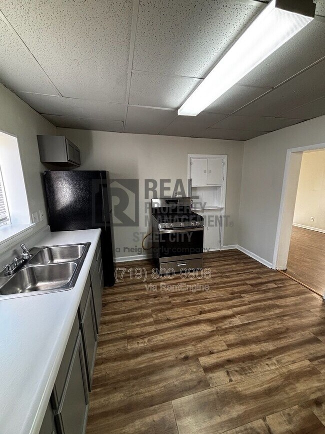 Building Photo - 927 E 1st St