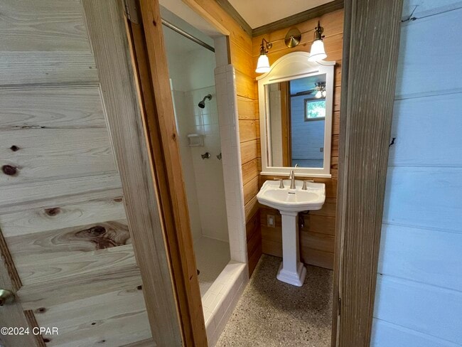 Building Photo - 305 Tarpon St