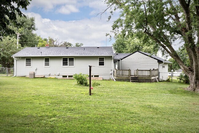Building Photo - Beautiful 3-Bed, 2-Bath Home in West Omaha!