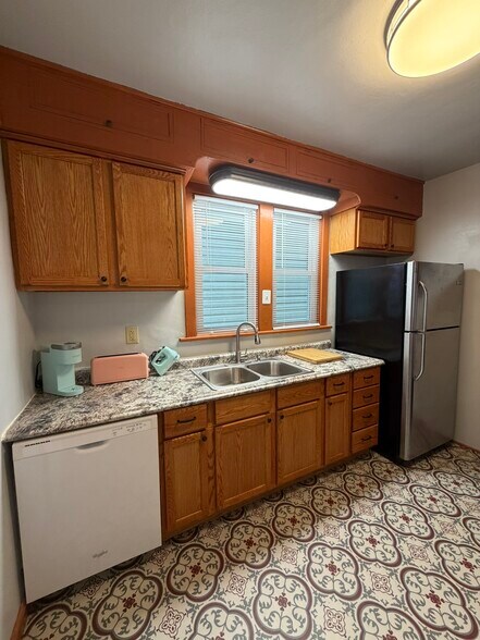Building Photo - 694 Desoto St