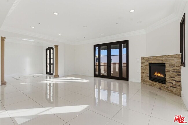 Building Photo - 462 S Maple Dr