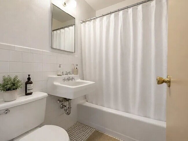 Building Photo - "Charming 1-Bedroom Apartment in Vibrant South Boston – Your Perfect Urban Retreat!"